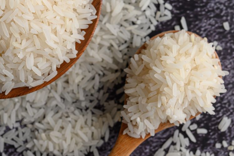 Ilustrasi beras. Bansos beras. Cara cek penerima bansos beras. Cek bansos Kemensos.