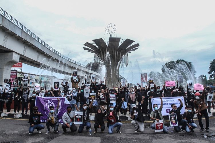 Ratusan jurnalis yang tergabung dalam Koalisi dan Kebebasan Jurnalis (KKJ) Palembang, menggelar aksi solidaritas terkait kasus kekerasan yang menimpa jurnalis Tempo Nurhadi di Surabaya, Kamis (1/4/2021).