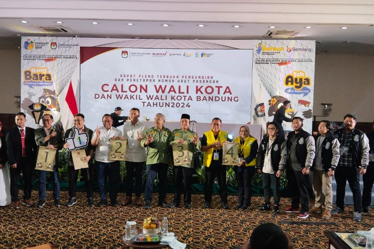 Empat pasangan calon wali kota dan wakil wali kota Bandung memperlihatkan nomor urut Pilkada Kota Bandung 2024, Senin (23/9/2024). 