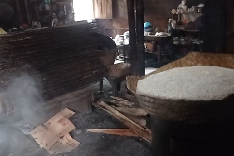Painah (55) pengrajin lempeng beras di Jl Letjen Sutoyo, Kampug Banjar Mlati, Desa Sukowinangun, Kecamatan Magetan, yang memilih tetap produksi meski merugi karena ada 14 pekerja dan penjual keliling yang bergantung hidup dari menjual lempeng buatannya.