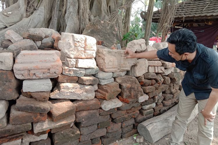 Arkeolog BPCB Jawa Timur Wicaksono Dwi Nugroho, menjelaskan beberapa temuan pecahan struktur di Petirtaan Sumberbeji di Desa Kesamben, Kabupaten Jombang, Jawa Timur, Sabtu (28/8/2021).