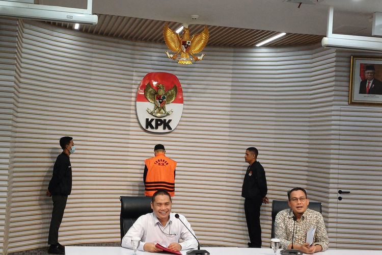 Komisi Pemberantasan Korupsi (KPK) menahan Direktur Komersial PT Manunggaling Rizki Karyatama Telnics (Martekel), Budi Santika terkait dugaan suap yang menjerat mantan Wali Kota Bandung, Yana Mulyana, Selasa (28/11/2023).