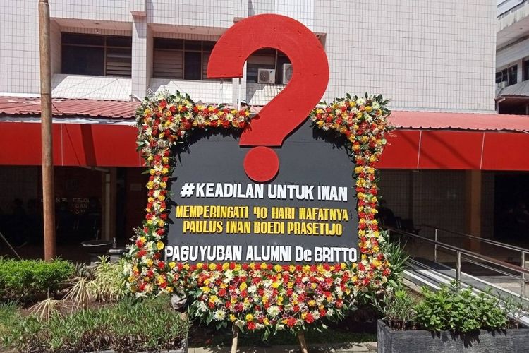 Karangan bunga dikirim ke kantor Bapenda Kota Semarang. Senin (17/10/2022)
