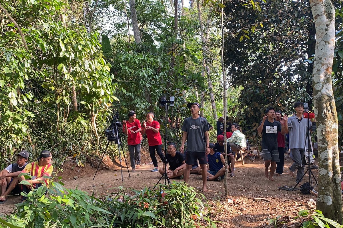 Muda-mudi hingga orang tua, melakukan joget ayam patuk ala Sadbor sambil live melalui aplikasi Tiktok di Desa Bojongkembar, Kecamatan Cikembar, Kabupaten Sukabumi, Jawa Barat, Kamis (24/10/2024) sore.