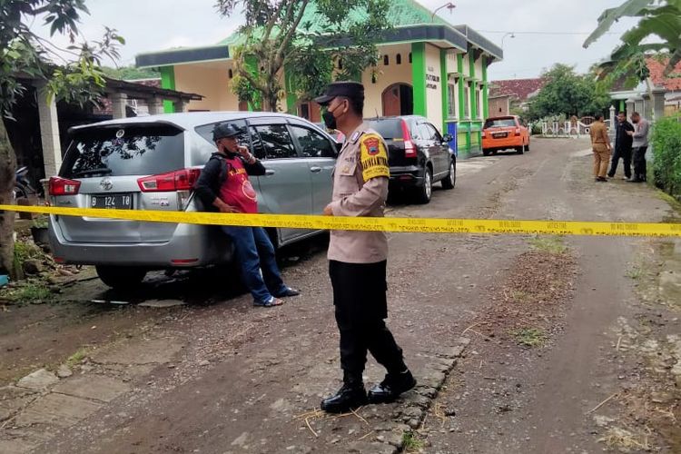 Terduga teroris berinisial A warga Dusun Bangsren, Desa Gentan Banaran, Kecamatan Plupuh, Sragen, Jawa Tengah, ditangkap Densus 88 Polri.