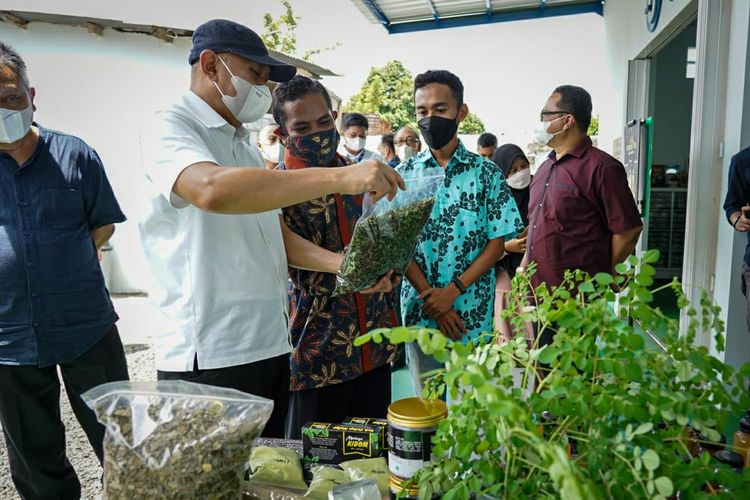 Menteri Koperasi dan UKM (MenKopUKM) Teten Masduki mengunjungi pabrik CV Tri Utami Jaya di Lombok, Nusa Tenggara Barat pada Kamis (13/1/2022).