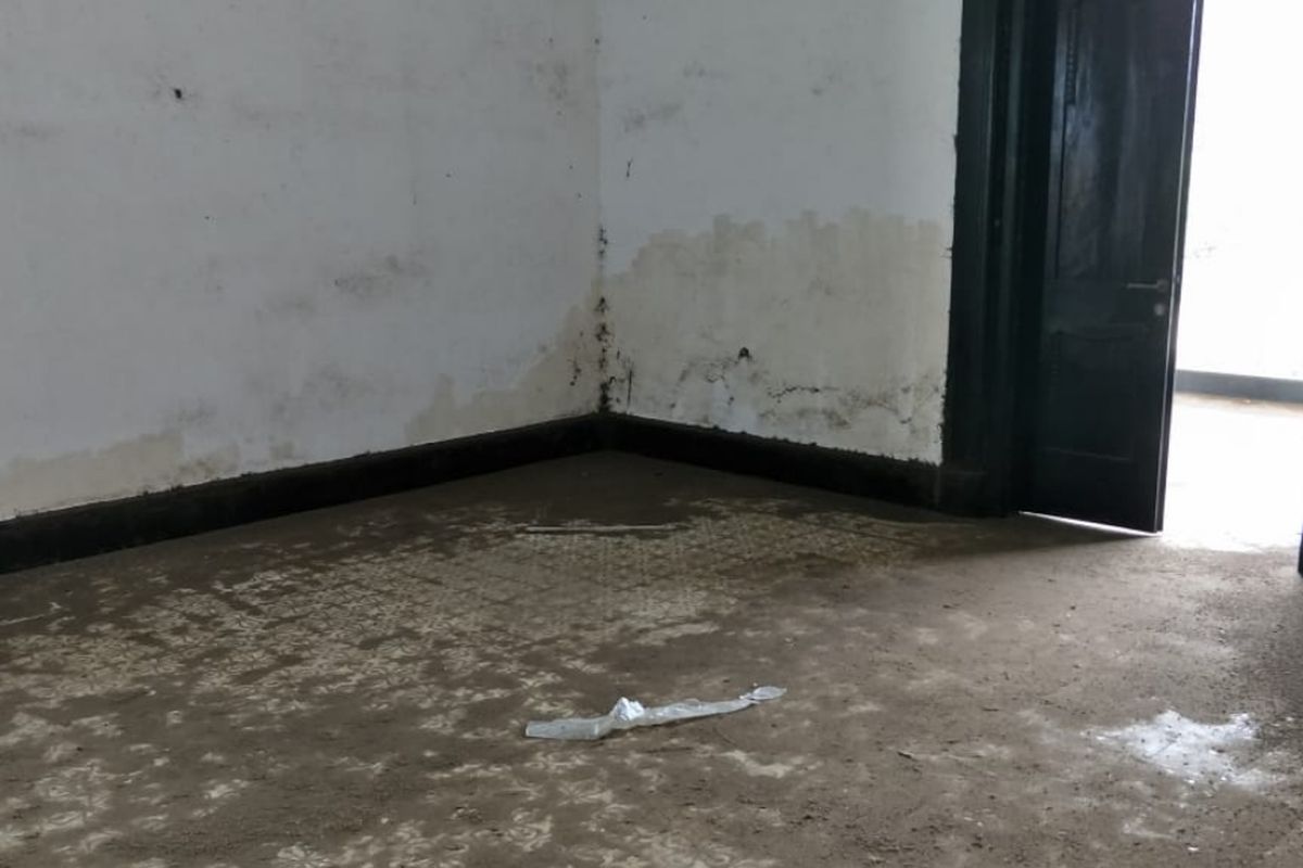 Kondisi Gedung Juang Tambun, Kabupaten Bekasi yang tak terawat dipenuhi kotoran kampret (Sejenis Kelelawar), Plafob bolong dan rusak, Selasa (26/3/2019).