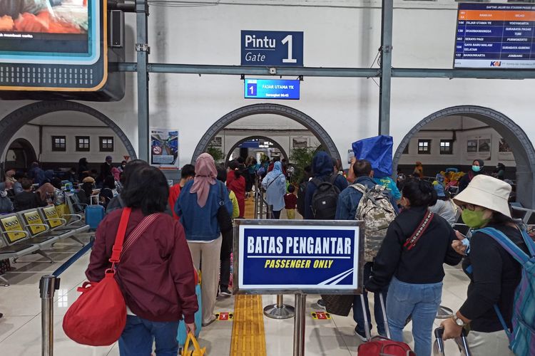 Suasana salah satu stasiun kereta api di Jakarta yang dipadati penumpang ingin berlibur Natal dan Tahun Baru, Jumat (23/12/2022).