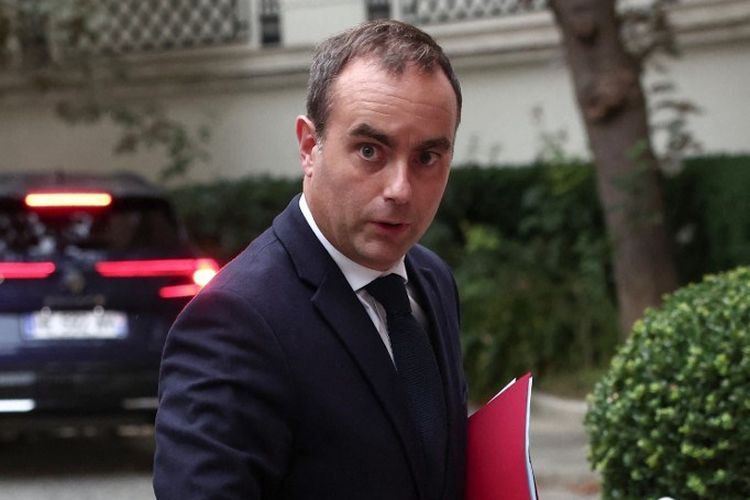 Perdana Menteri Perancis Sebastien Lecornu saat tiba untuk menghadiri pertemuan dengan Pusat Operasi Manajemen Krisis Antardepartemen (COGIC) di Hotel de Beauvau, Paris, 10 September 2025.