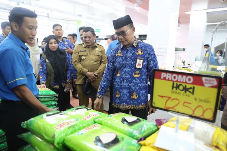 Pj Sekda Kota Makassar Irwan R Adnan saat meninjau harga bahan pokok di Hypermart Jalan Boulevard, Selasa (17/12/2024). 
