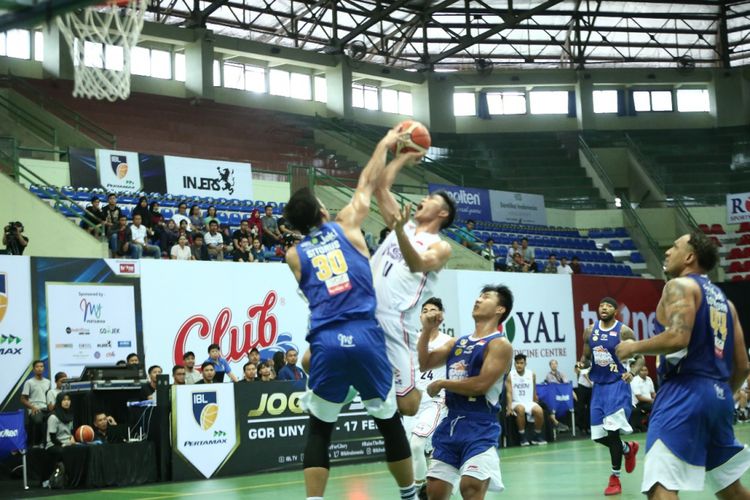 Pertandingan seri kedelapan IBL Pertamax 2018-2019 antara NSH Jakarta dan Satria Muda Pertamina Jakarta, di GOR UNY, Yogyakarta, Jumat (15/2/2019).