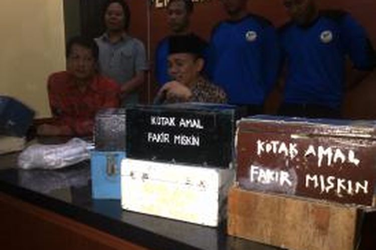 Puluhan Kotak amal dan uang hasil sitaan dari pengemis yang beroperasi di Mataram, Nusa Tenggara Barat (NTB).