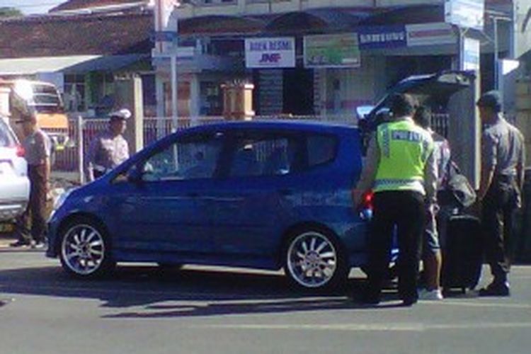 Polisi memeriksa mobil yang hendak menyeberang ke Bali dari Pelabuhan Ketapang Banyuwangi