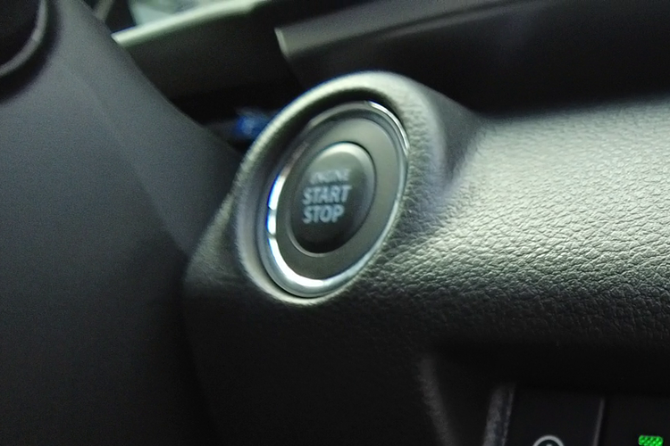 Tombol untuk menonaktifkan fitur auto start stop, parking sensor, traction control, dan elevasi lampu utama