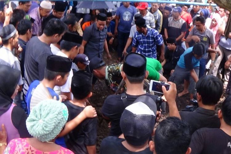 Suasana pemakaman mantan wakil walikota Makassar di Kabupaten Jeneponto, Sulawesi Selatan yang diwarnai insiden antara dua anggota legislatif. Minggu, (23/4/2017).