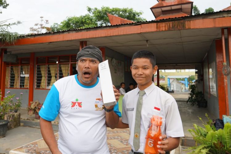 Togu Simorangkir bersama Timafado Jose Simanjutak siswa SMA Negeri 1 Sumbul, Sumatera Utara yang berkeinginan menjadi pemain bola internasional.