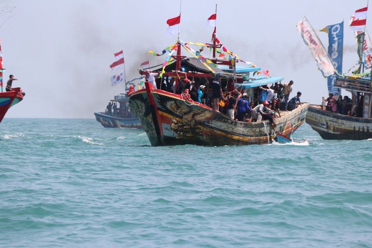 Kapal-kapal hias milik nelayan Desa Asemdoyong, Kecamatan Taman, Pemalang saat acara Baritan berlangsung 