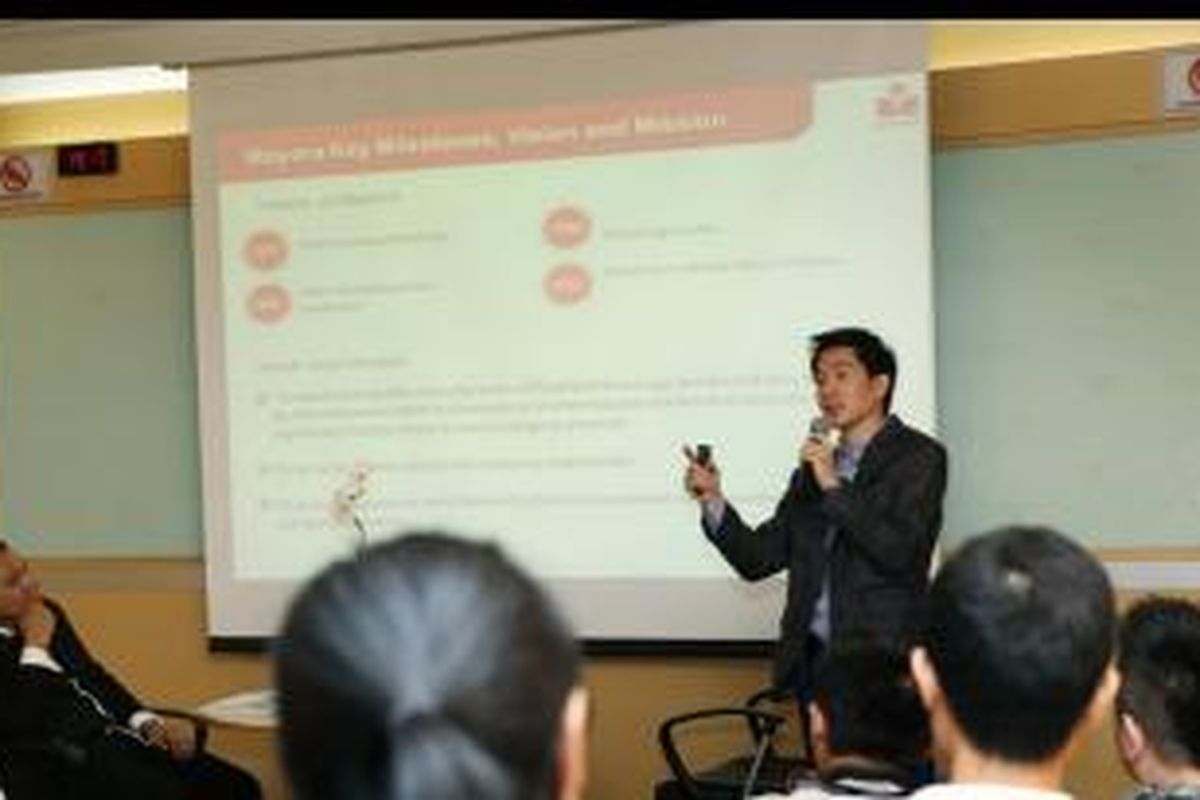 Ricky Afrianto, Global Marketing Director PT Mayora Indah, Tbk di acara Chief Marketing Officer atau CMO Chat yang digelar Binus Business School bekerjasama dengan Marketing Club di Kampus Binus Senayan - The Joseph Wibowo Center, Jakarta, Senin (5/5/2014).