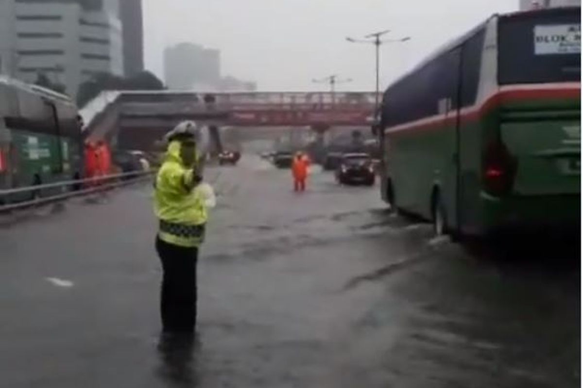 Banjir terjadi di tol dalam kota sekitar Kuningan menuju Cawang, Selasa (17/12/2019)