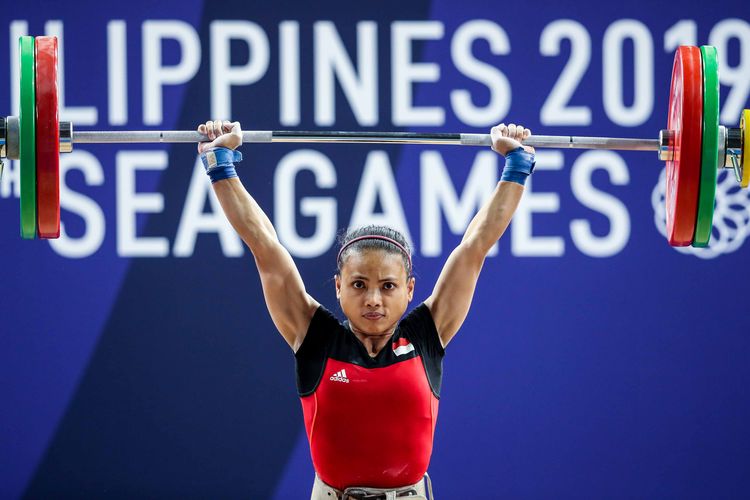 Lifter putri Indonesia, Lisa Setiawati mengangkat beban pada kelas 45 kilogram putri di Ninoy Aquino Memorial Stadium, Manila, Filipina, Minggu (1/12/2019). Lisa Setiawati menyumbang medali perak dari cabang angkat besi dengan total angkatan 169 kg.