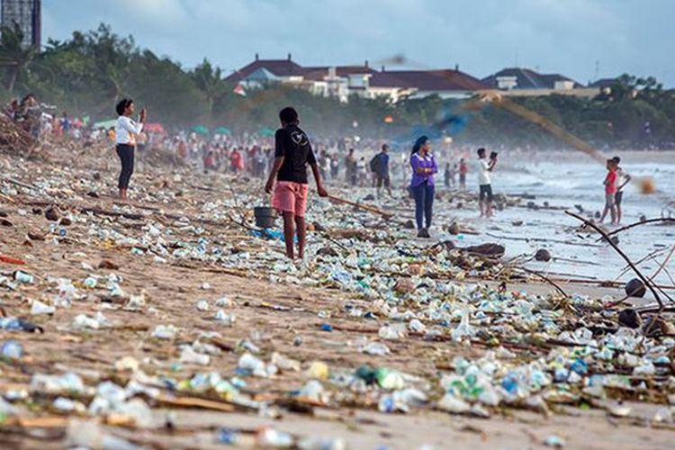 Ilustrasi sampah plastik mencemari pantai.