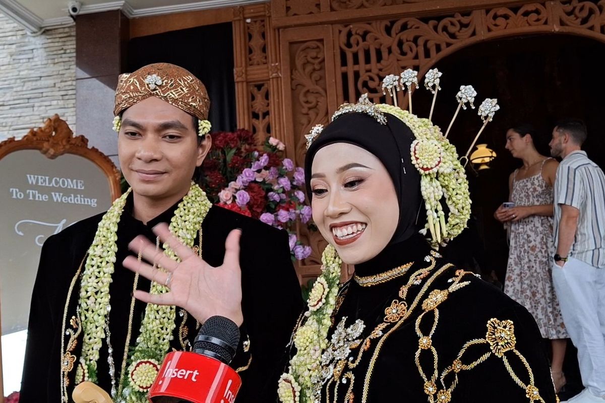 Megawati Hangestri bersama Dio Novandra usai melangsungkan resepsi di Jember