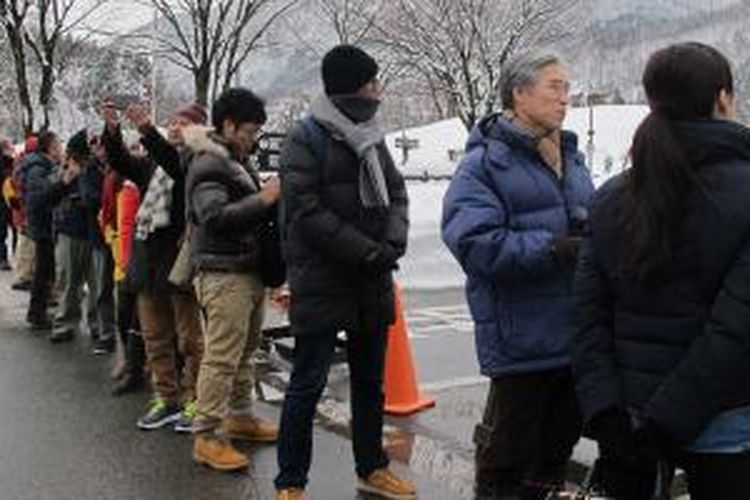 Meskipun tidak ada petugas atau jalur khusus antrean, masyarakat di Jepang terbiasa mengantre seperti yang terlihat di pemberhentian bus di Desa Shirakawa-go.