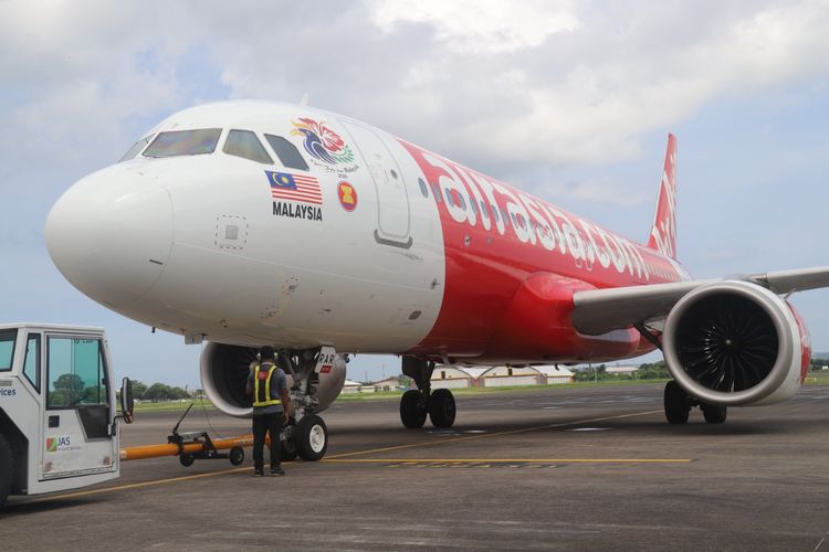 Pesawat AirAsia Berhad nomor penerbangan AK 376 tiba di Bandara Internasional I Gusti Ngurah Rai Bali. 