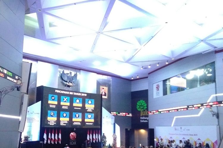 Direktur Utama Bursa Efek Indonesia (BEI) Inarno Djajadi memberikan sambutan penutupan perdagangan BEI, Jakarta, Senin (30/12/2019).