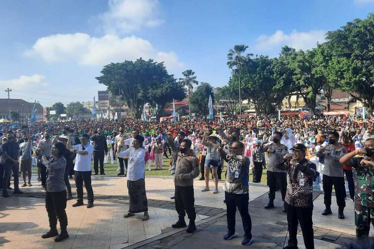Sejumlah pejabat ikut Tari Gugur Gunung kolosal di Alun-alun Magelang, Jawa Tengah. dalam rangka Hari Bhayangkara ke-76, Kamis (7/7/2022).
