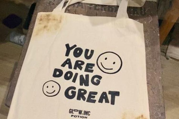 Contoh totebag yang bagian atasnya agak gosong karena terlalu dekat saat dipanaskan. 