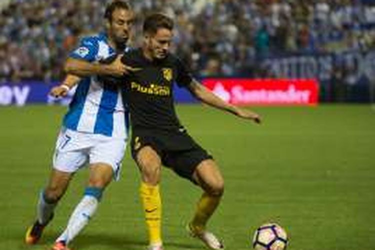 Pemain Atletico Madrid, Saul Niguez (depan), berduel dengan pemain Leganes, Victor Diaz, pada laga La Liga di Estadio Municipal Butarque, Sabtu (27/8/2016) waktu setempat.