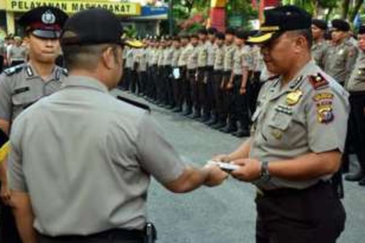Kapolresta Pekanbaru, Kombes Pol Aries Syarief Hidayat, memberikan hadiah gunting kuku kepada Kapolsek Sukajadi. 
