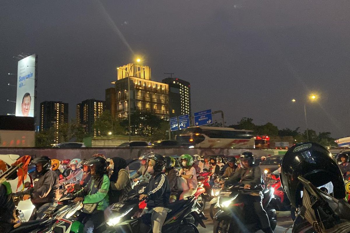 Jalan TB Simatupang, Jakarta Selatan, terlihat macet karena ada beberapa proyek galian di sepanjang jalan tersebut.