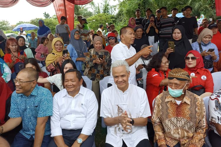 Ganjar saat bertemu dengan petani, nelayan dan budayawan di Kecamatan Beringin, Kabupaten Deli Serdang, Sumatera Utara, Jumat (10/11/2023)