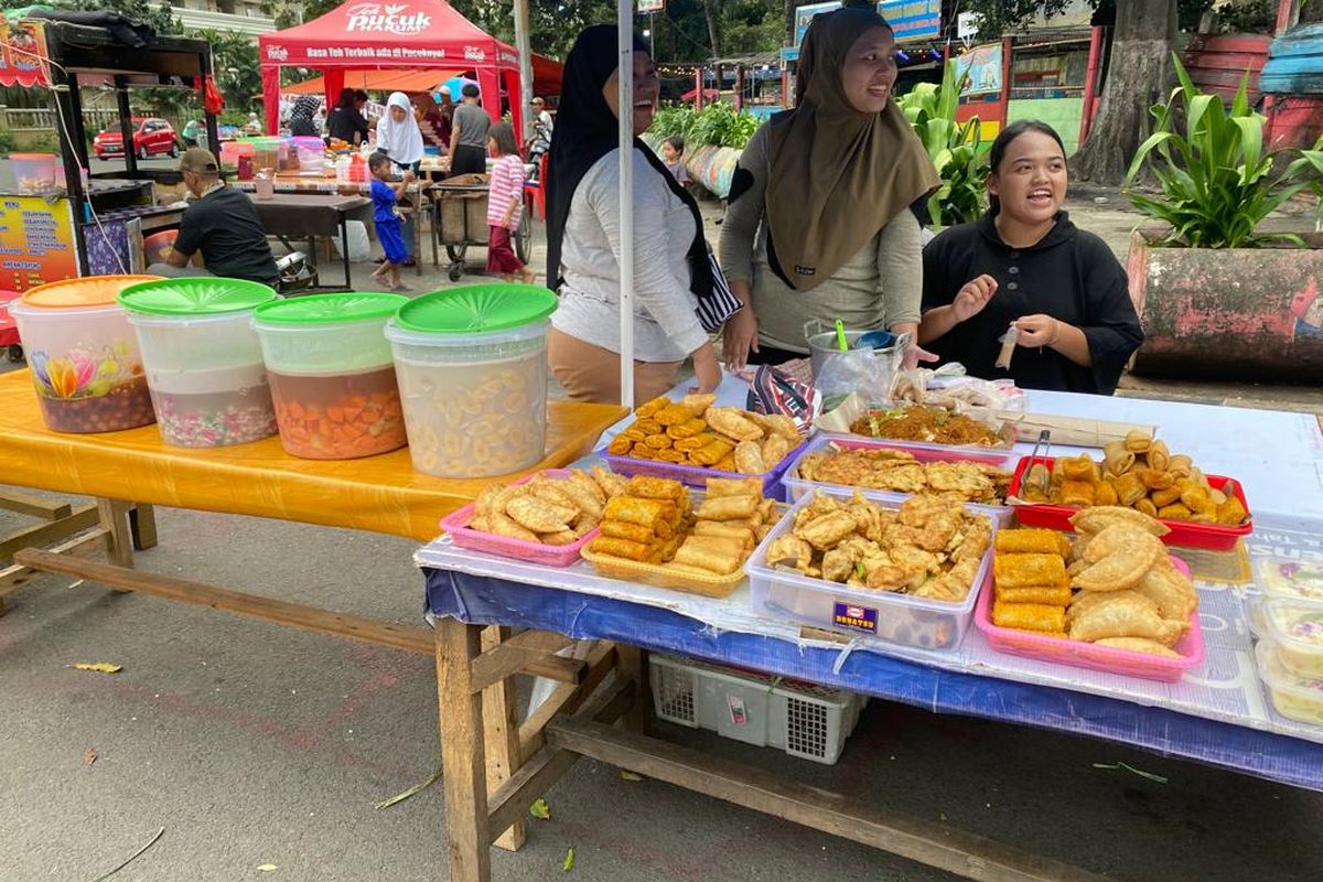 Dagangan kolak milik Ellen (30) dan dagangan gorengan milik Jihan (21) yang berdagang di area Bundaran Akbar, Kebon Kosong, Kemayoran, Jakarta Utara pada Senin (27/3/2023).