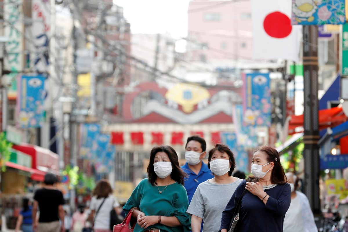 Warga memakai masker pelindung berjalan di sebuah distrik pasar lokal di tengah penyebaran penyakit virus korona (COVID-19) di Tokyo, Jepang, Rabu (13/5/2020).