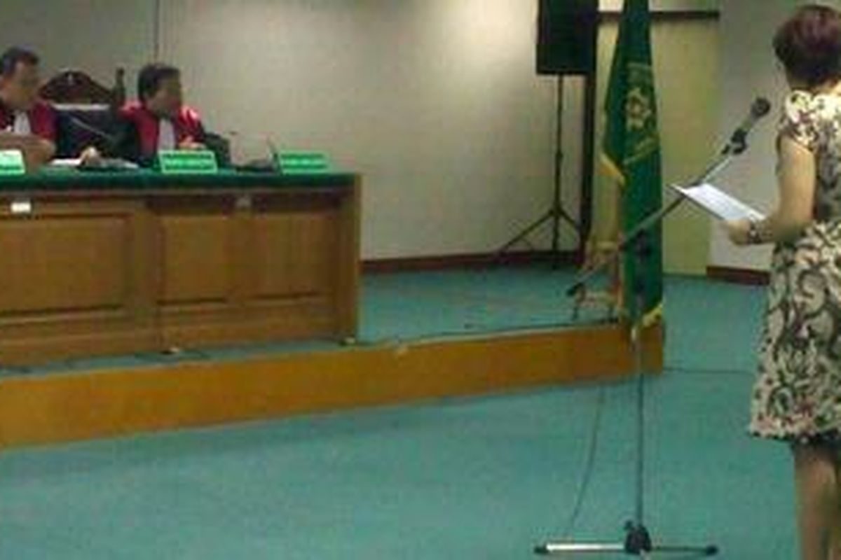 Terdakwa kasus wisma atlet Mindo Rosalina Manulang saat membacakan pledoi (nota pembelaan) pribadi di Pengadilan Tindak Pidana Korupsi Jakarta, Rabu (14/9/2011).