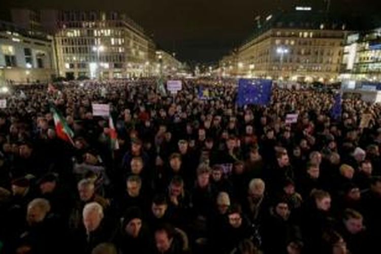 Puluhan ribu warga Jerman berkumpul di Gerbang Brandenburg, Berlin, sebagai aksi solidaritas untuk menentang teror, Selasa (13/1/2015).