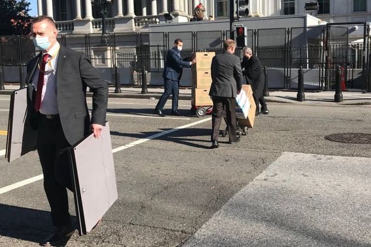 Karyawan mengangkut dokumen dan hiasan dinding dari Gedung Putih.