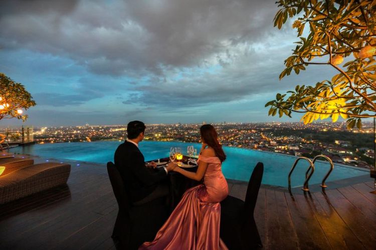 Hotel Ciputra World Surabaya menghadirkan paket romantic dinner di awal 2024 yang dapat dijadikan pilihan pasangan kekasih. Adapun paket yang ditawarkan beragam, mulai dari set menu di tepi kolam renang di rooftop lantai 22, set menu di Gallery Restaurant, hingga set menu di dalam kamar.
