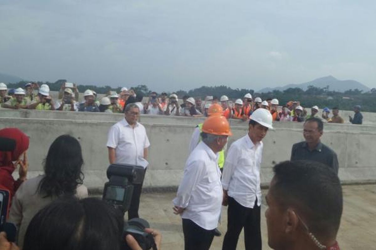 Presiden Indonesia Joko Widodo bersama Menteri Pekerjaan Umum dan Perumahan Rakyat (PUPR) Basuki Hadimuljono meninjau pembangunan Jalan Tol Cisumdawu, Kamis (17/3/2016).