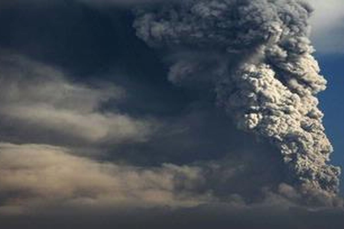 Mount Merapi volcano erupts spewing out towering clouds of hot gas and debris as seen from Wukirsari village in Sleman, near the ancient city of Yogyakarta, November 4, 2010. Mount Merapi has killed at least 42 people since it began erupting on October 26 and more than 70,000 people have been displaced, according to Indonesias National Disaster Management Board.