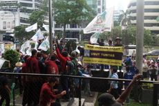 Demo di Depan Gedung KPK, Pendemo Berusaha Turunkan Bendera Merah Putih