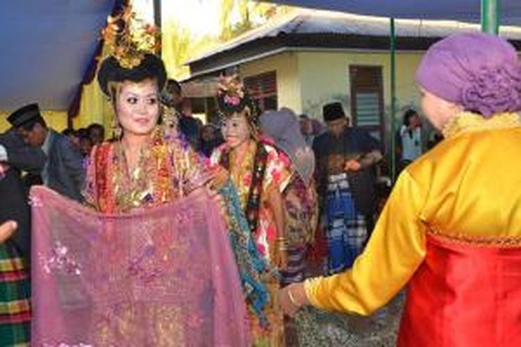 Pengantin wanita (memegang selendang) menari Cungka sebagai penutup tarian dalam perkawinan adat Buton di Desa Wabula, Kecamatan Wabula, Kabupaten Buton, Sulawesi Tenggara.