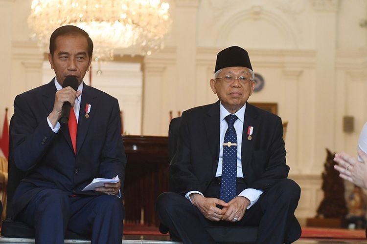 Presiden Joko Widodo (kiri) didampingi Wakil Presiden Ma'ruf Amin (tengah) memperkenalkan calon-calon wakil menteri Kabinet Indonesia Maju sebelum acara pelantikan di Istana Merdeka, Jakarta, Jumat (25/10/2019). Presiden memperkenalkan 12 orang sebagai wakil menteri yang akan membantu kinerja Kabinet Indonesia Maju.