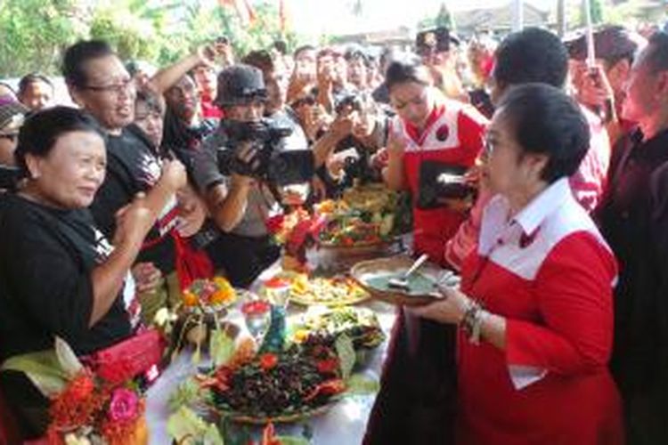 Ketua Umum DPP PDI-P Megawati Soekarnoputri saat menjadi juri lomba kuliner di Buleleng, Bali, Kamis (3/4/2014).