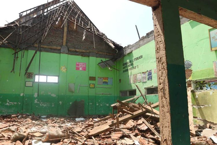 Penampakan ruang kelas SDN Catakgayam 1 Kabupaten Jombang, Jawa Timur, setelah atapnya ambruk.