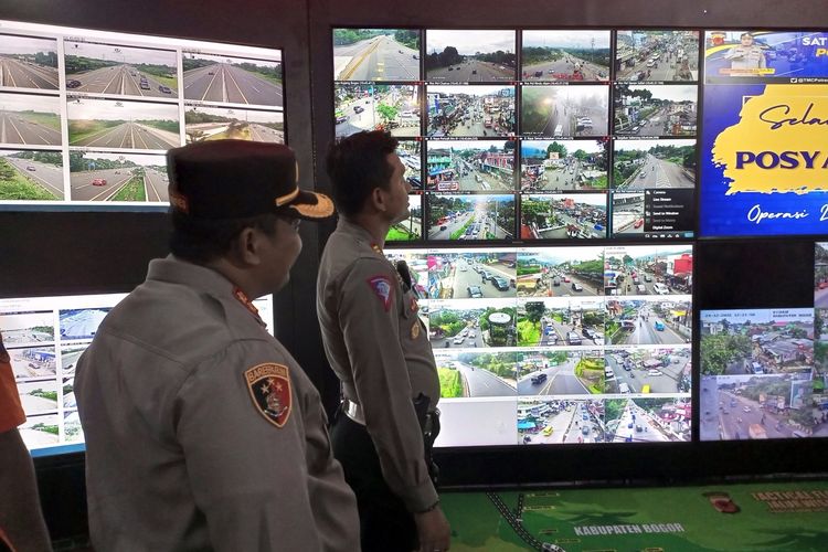 Situasi arus lalu lintas di Jalur Puncak Bogor, Jawa Barat, Sabtu (24/12/2022).