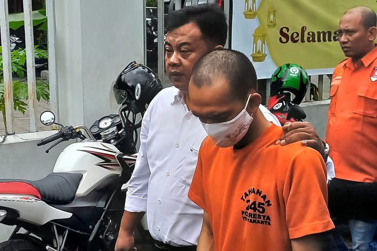 Suasana rekonstruksi pembunuhan di indekos Kotabaru, Yogyakarta, Senin (1/4/2024). Dalam rekonstruksi ini, pelaku Henry melakukan 30 adegan.